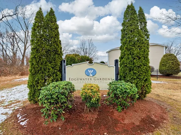 43 Saint Kolbe Dr APT A, Holyoke, MA 01040