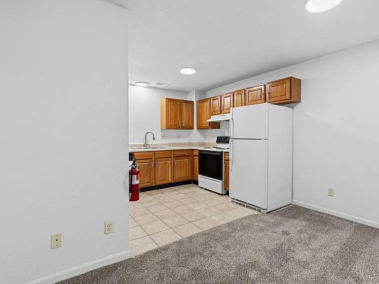 Mid-Town Apartments — Photo 40