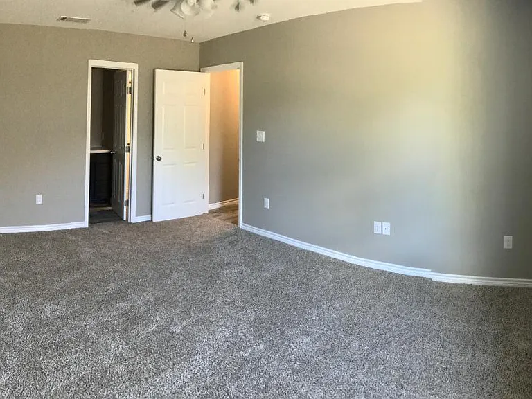 920 Center St — Photo 10