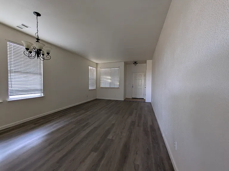 1522 La Sierra St — Photo 2