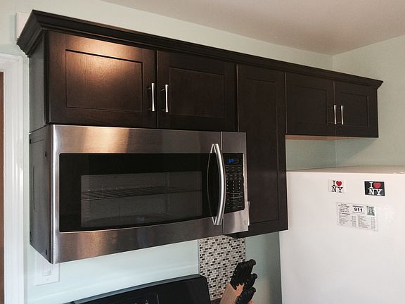 Kitchen Cabinets/w Microwave