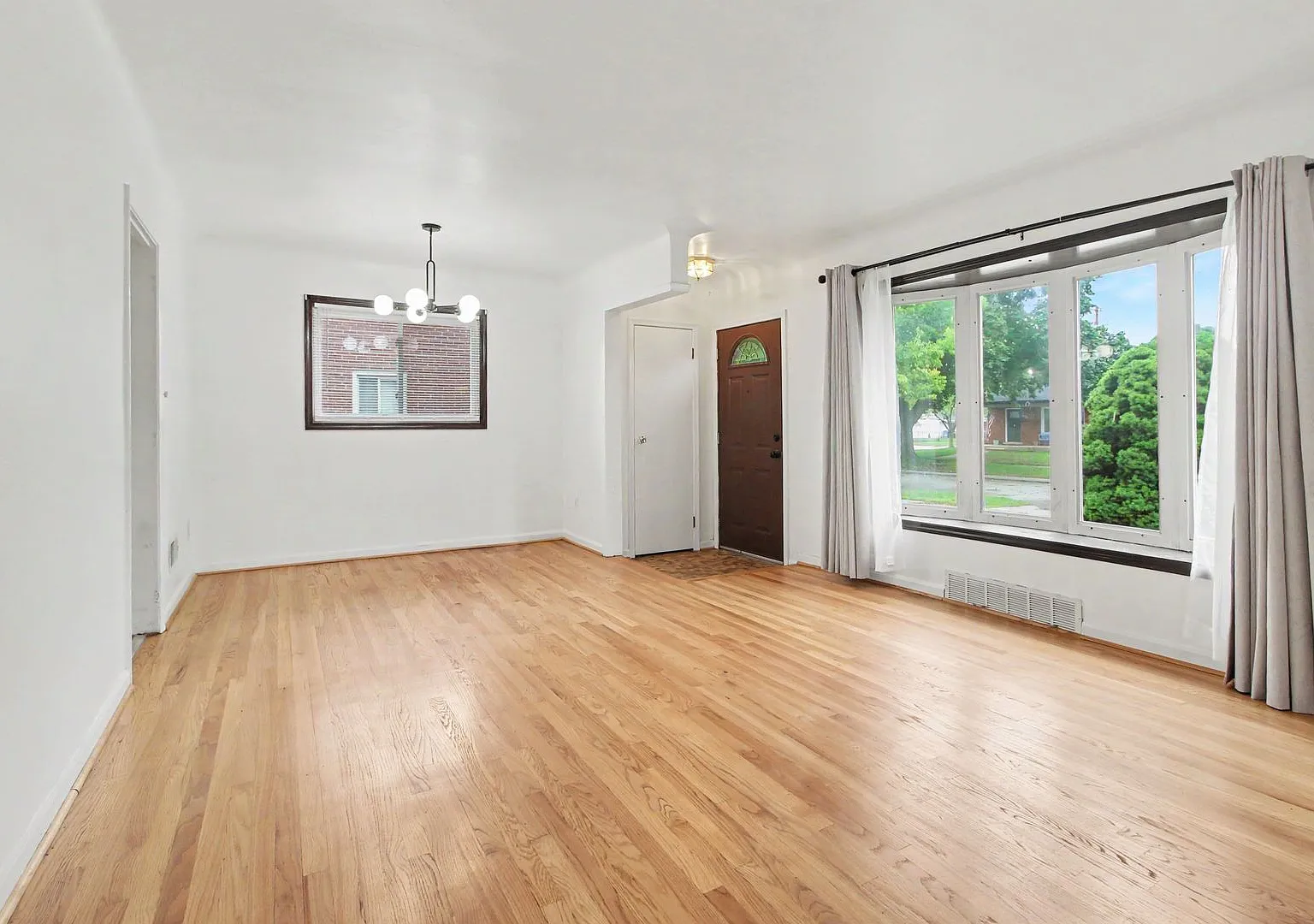 Beautiful 3 Bed 1.5 Bath Ranch Style Home In Livonia — Photo 3