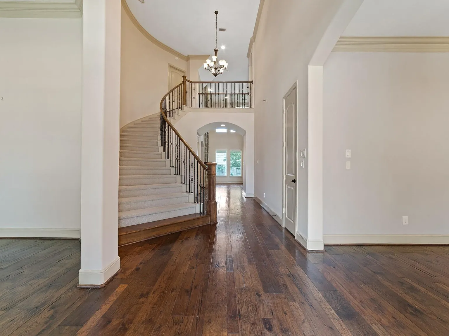 6 bed, 4.5 bath, 5147 sqft, $4,500 — Photo 3