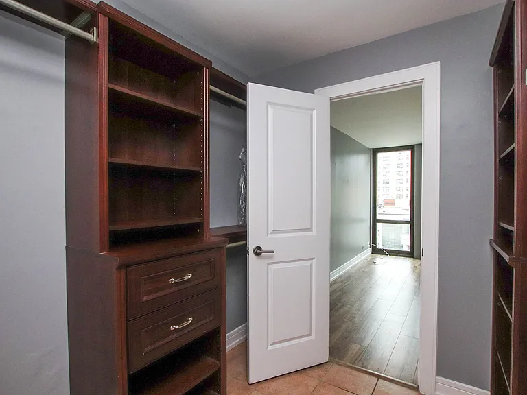 1 E Scott St #505 — Photo 7