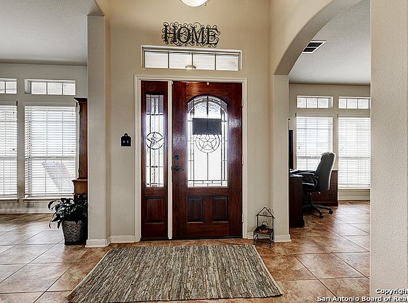 4th image of 841 Watson Ln W