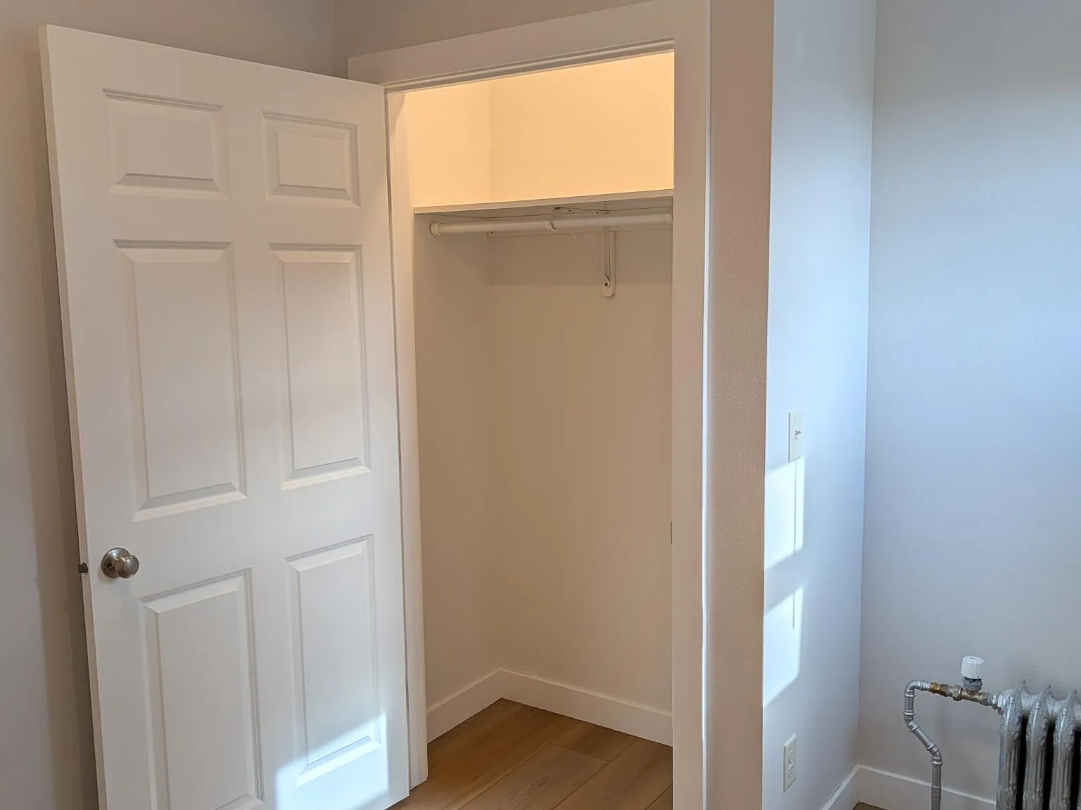 6 bed, 2000 sqft, $2,700 — Photo 2