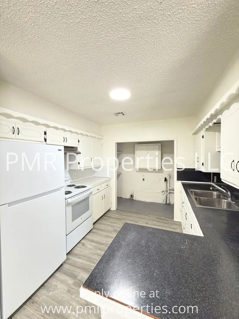 3 Bedroom/ 1 Bathroom House — Photo 4
