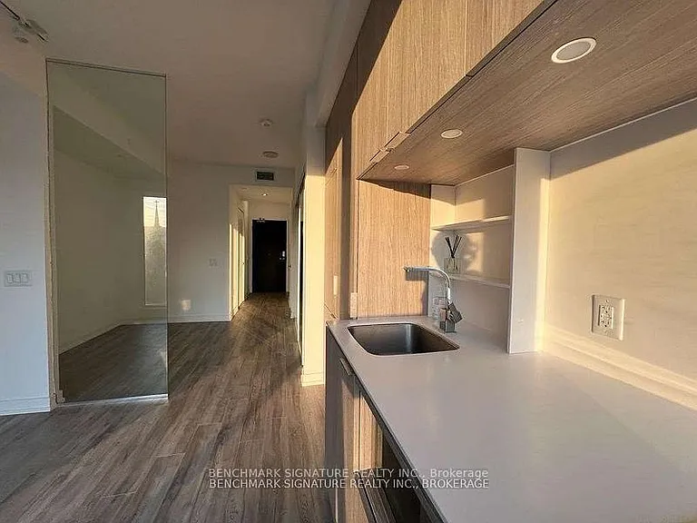 77 Shuter St #2015 — Photo 7