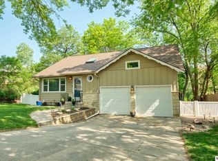 9122 Westridge Dr, Omaha, NE 68124