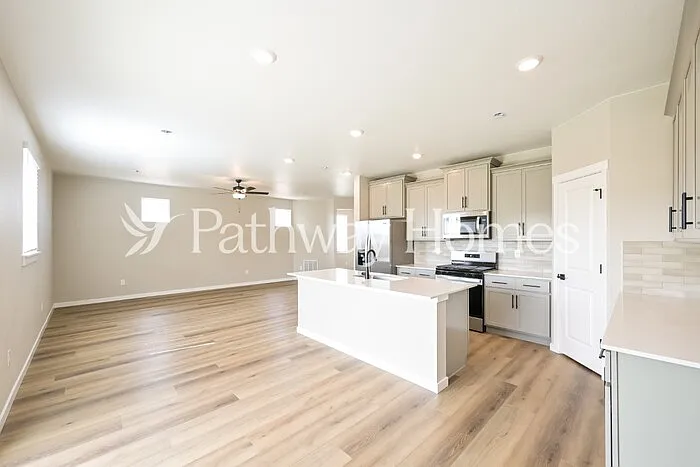 5 bed, 2.5 bath, 2200 sqft, $3,225 — Photo 4