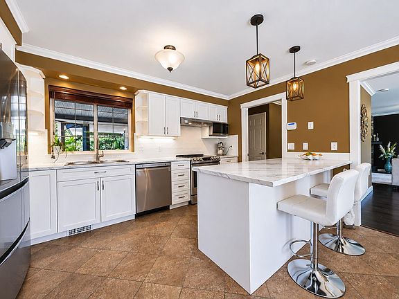 5th image of 2070 Saras Way