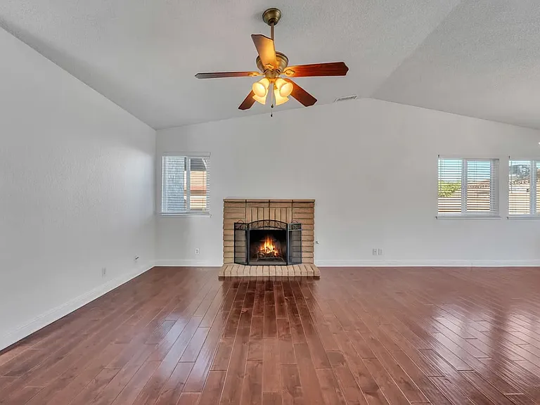 2302 Edam St — Photo 7