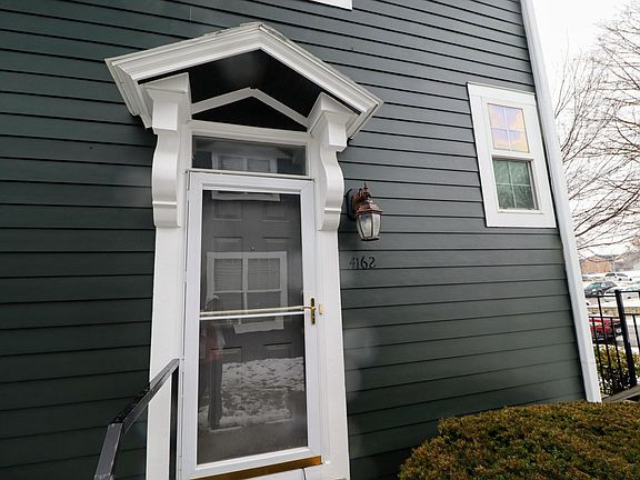 Front Entrance: Entrance through the Parling Lot