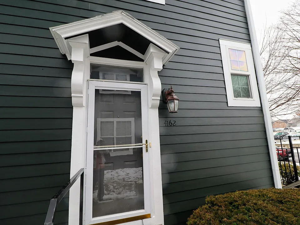 Front Entrance: Entrance through the Parling Lot
