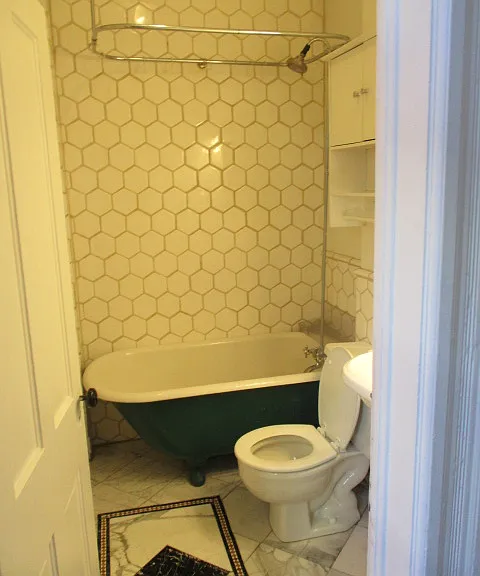 Down full bath with claw foot tub