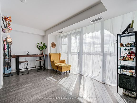 3rd image of 160 Flemington Rd #901