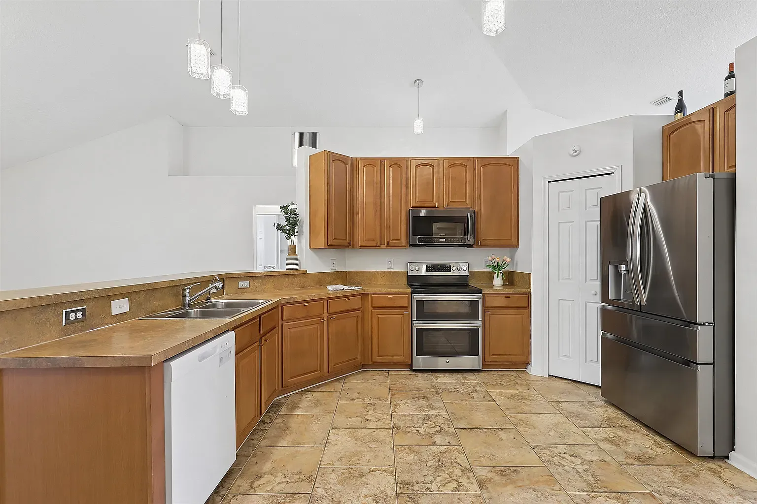 4 bed, 2566 sqft, $2,400 — Photo 4