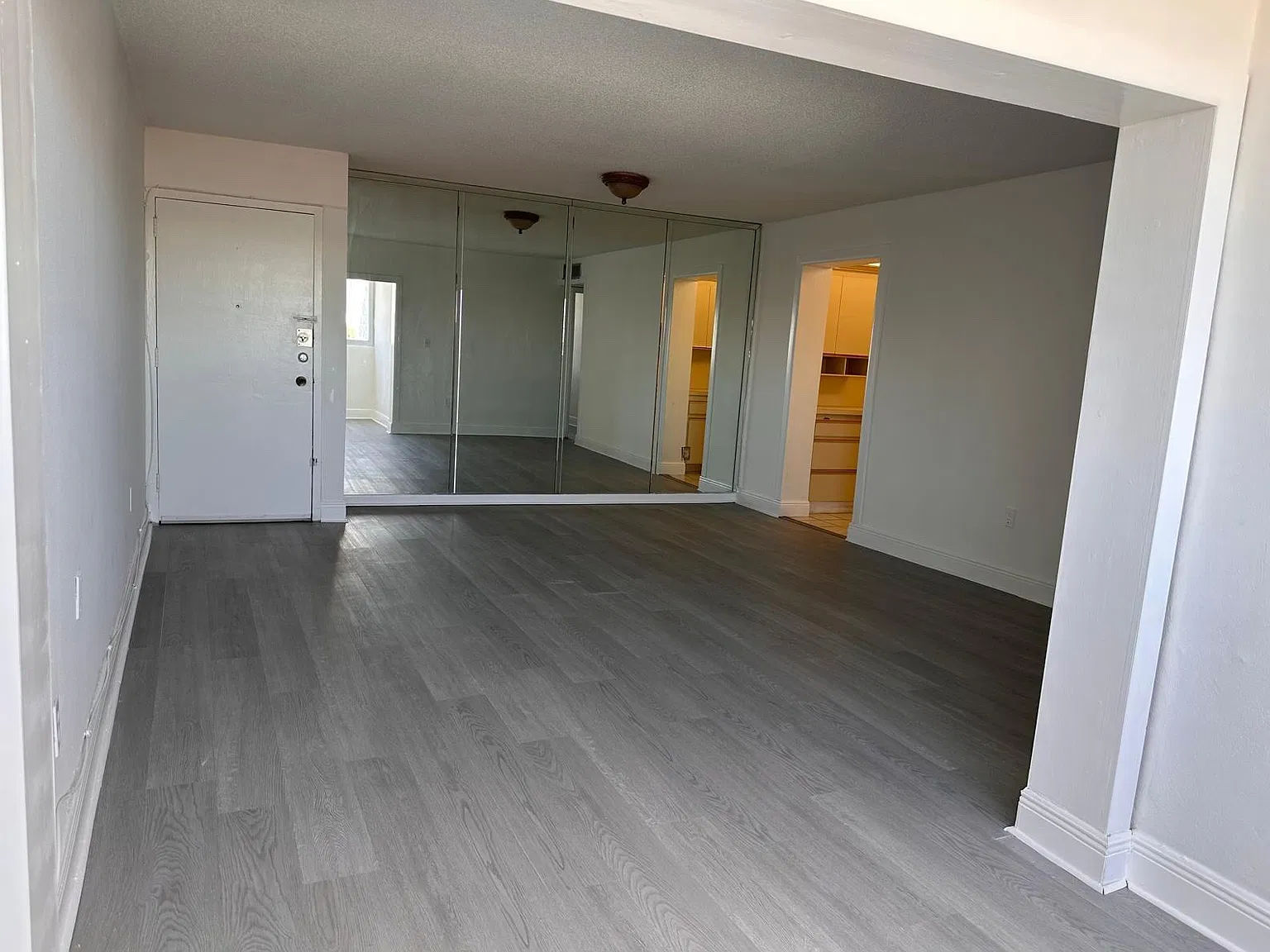 2 bed, 685 sqft, $2,100 — Photo 2