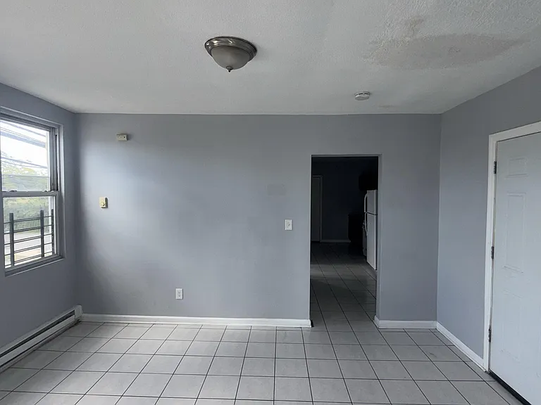 561-563 Bond St #2L — Photo 6