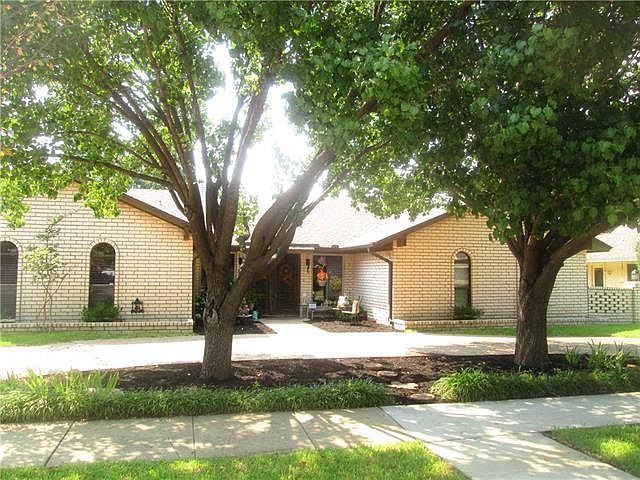1st image of 2413 Oakwood Dr