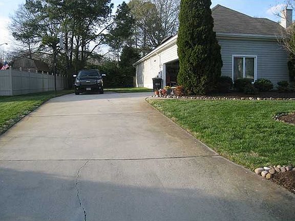 2nd image of 4016 Sarsfield St