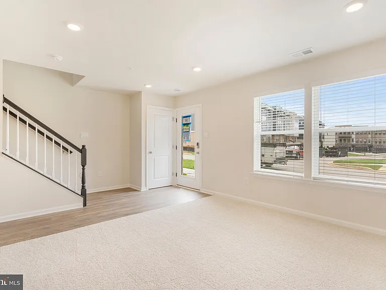 560 Union St — Photo 32