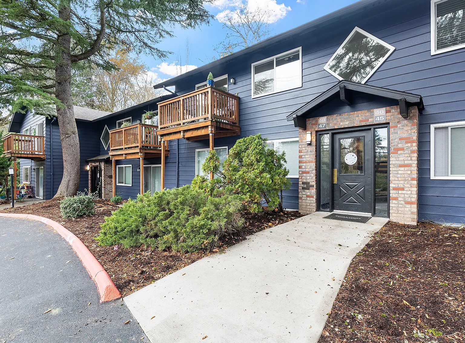 Royal Pines — Photo 2