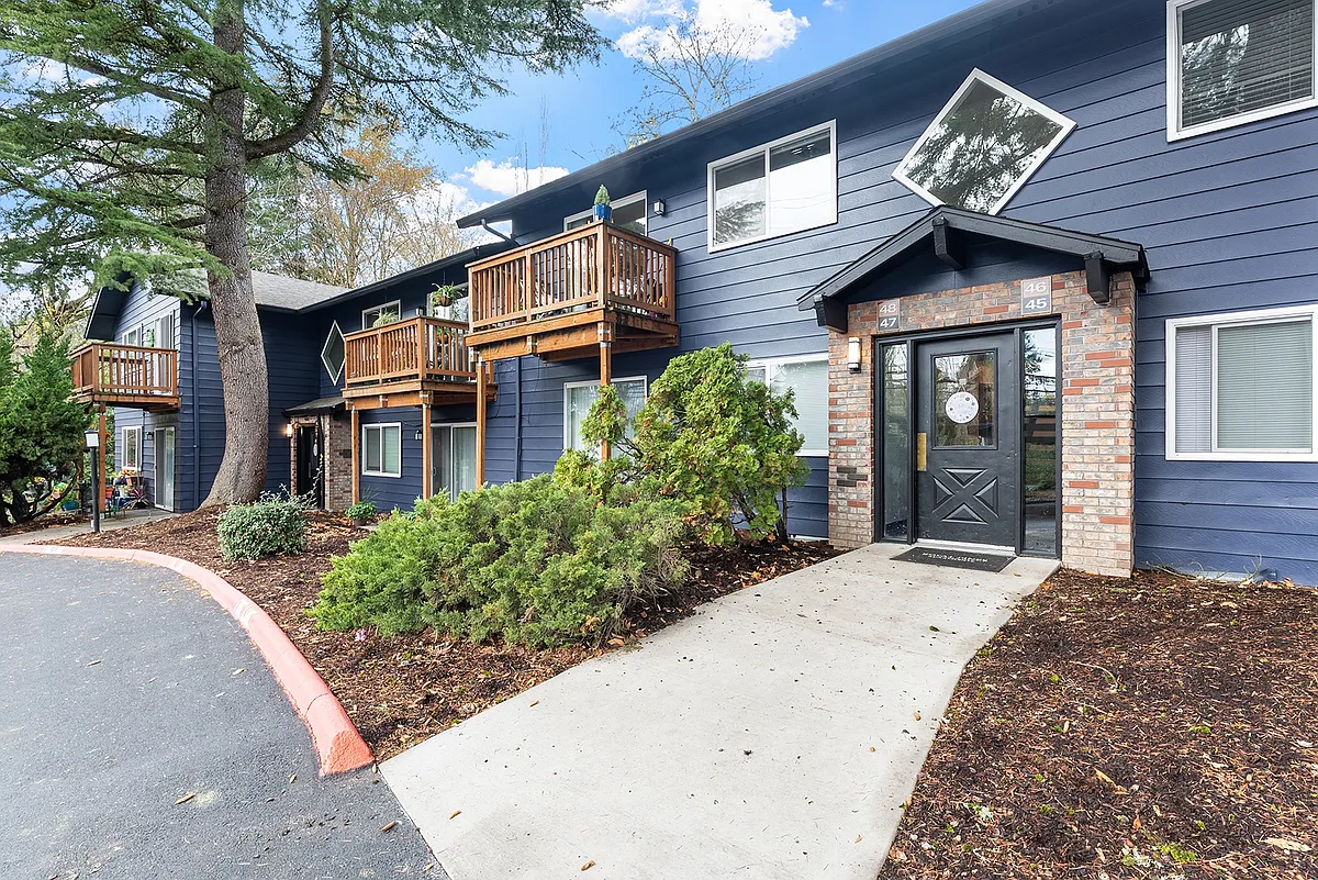Building Photo - Royal Pines