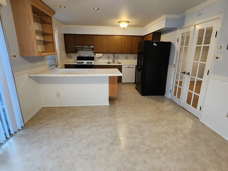 121 Henning Dr — Photo 7