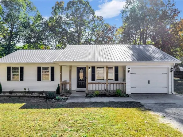 881 Ridgeway Rd, Commerce, GA 30529