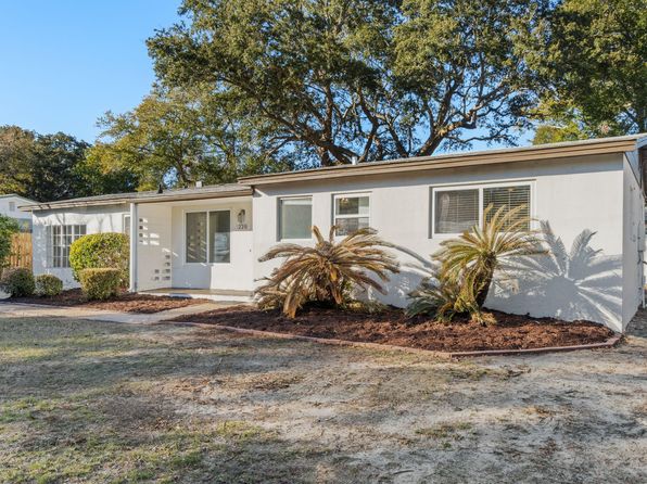 220 Argyle Ct, Mary Esther, FL 32569