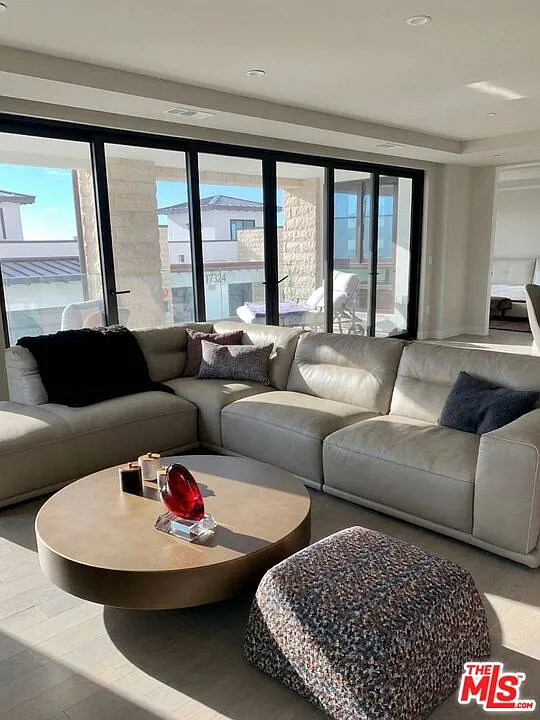 3 bed, 3.5 bath, 2810 sqft, $24,000 — Photo 3