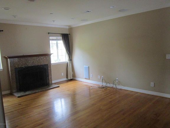 3rd image of 200 W Live Oak St