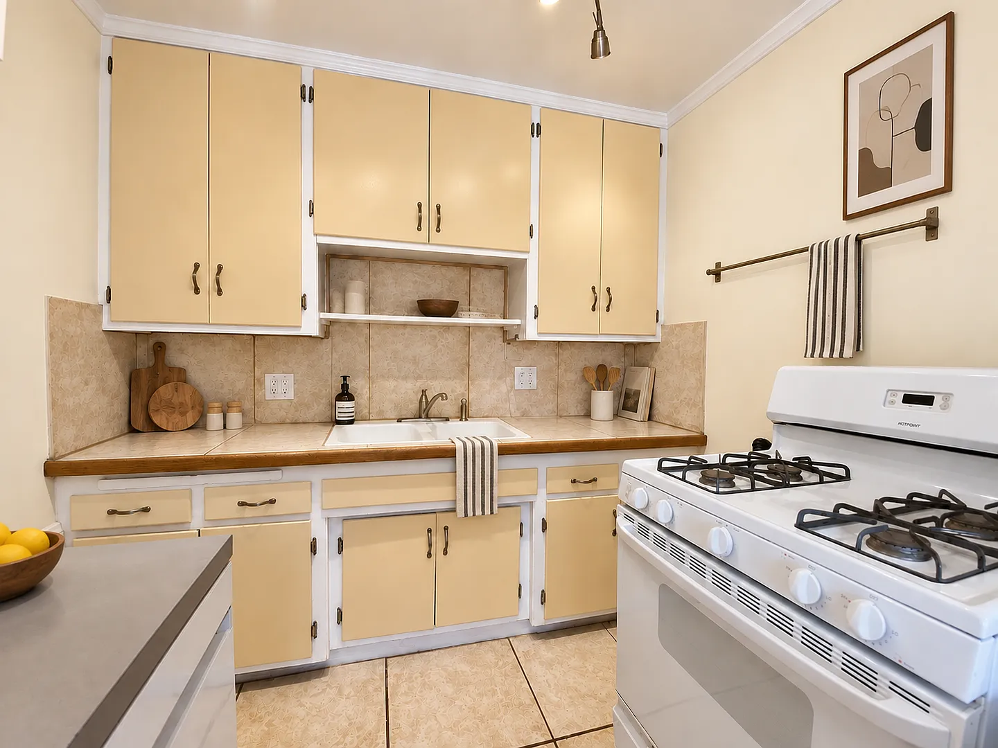 In Unit Washer & Dryer! Upstairs & Spacious Two Bedroom! Flooring Throughout! Gated Community! — Photo 1