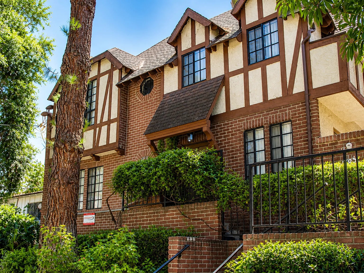 Charming Tudor-Style Apartments in Prime Sherman Oaks Location — Photo 1