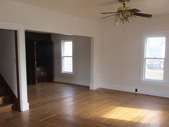 3rd image of 512 E 3rd St