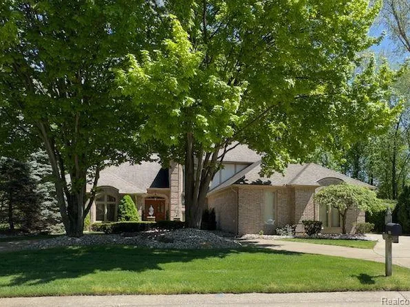 37226 Woodpointe Dr, Clinton Township, MI 48036