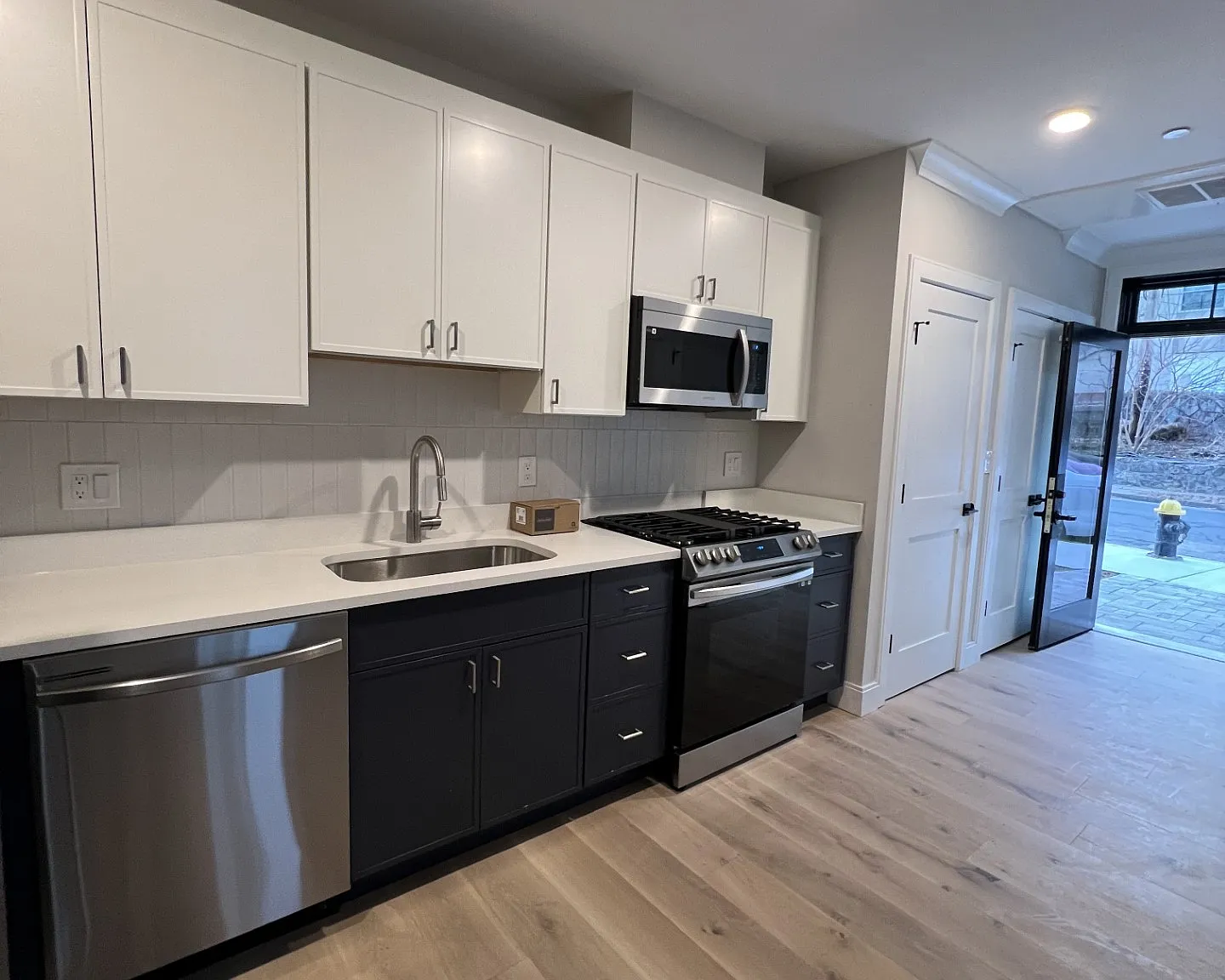 2 bed, 1150 sqft, $3,995 — Photo 1