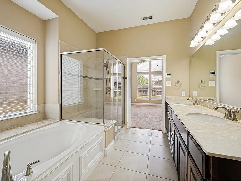 2449 Kingsgate Dr — Photo 6