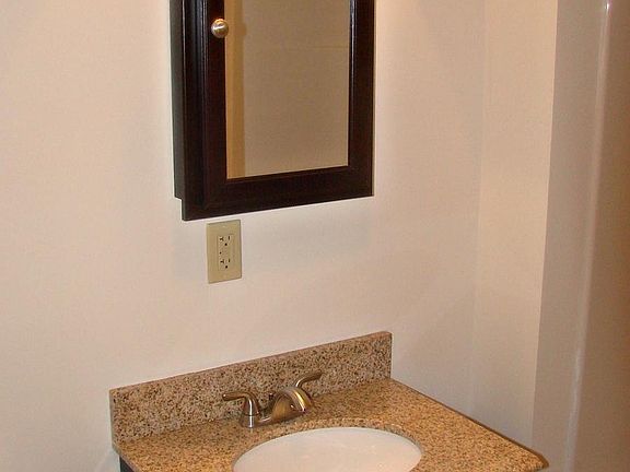 2 FULL Bathrooms Shower/Tub