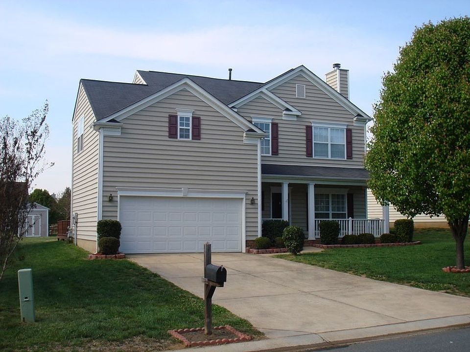 Welcome to 13718 Queenswater Ln