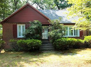 11 Carnarvon Cir, Springfield, MA 01109