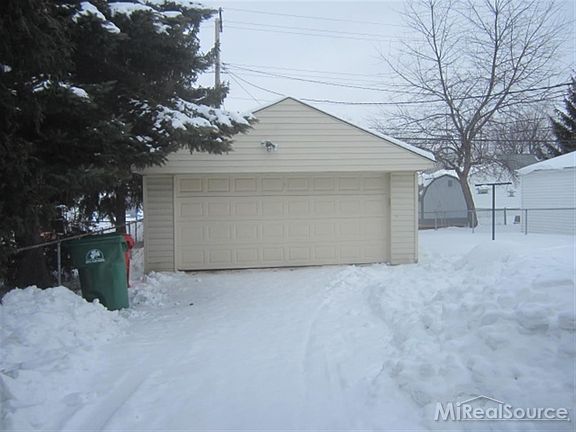 3rd image of 22795 Courtland Ave
