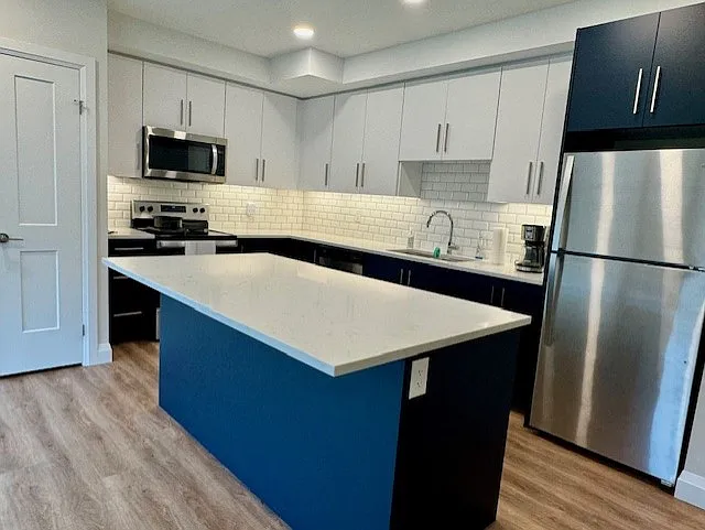 460 Columbia St W — Photo 108