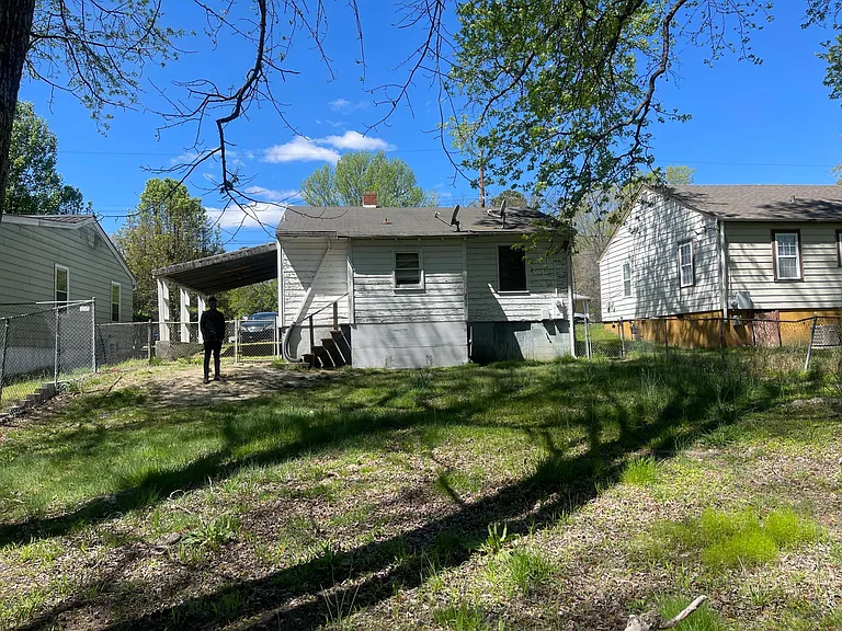 605 Griffith St — Photo 3