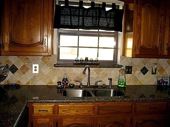 5th image of 1886 Hillcrest Dr