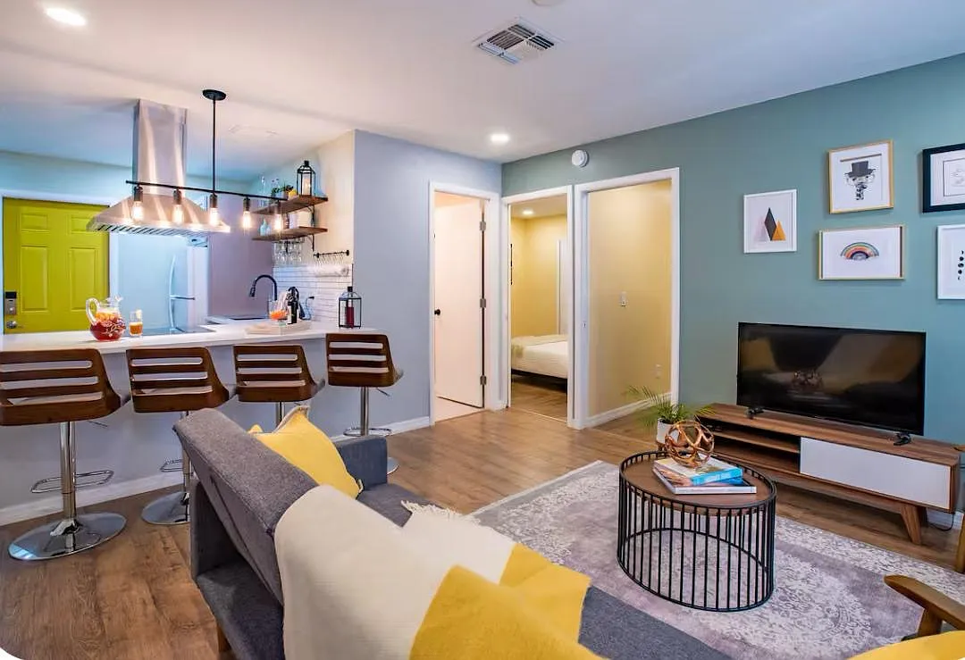 2 bed, 900 sqft, $2,400 — Photo 1