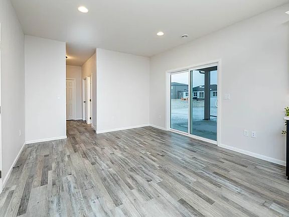 5th image of 1036 50th Ave W
