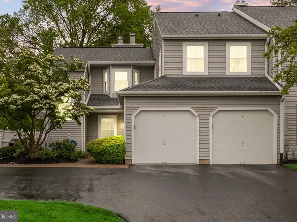 679 Rose Hollow Dr, Morrisville, PA 19067