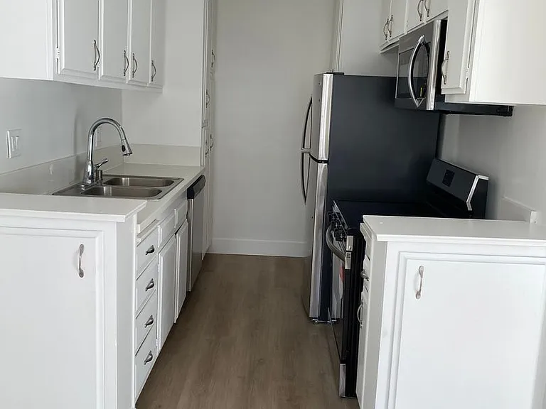 1407 Brockton Ave — Photo 6